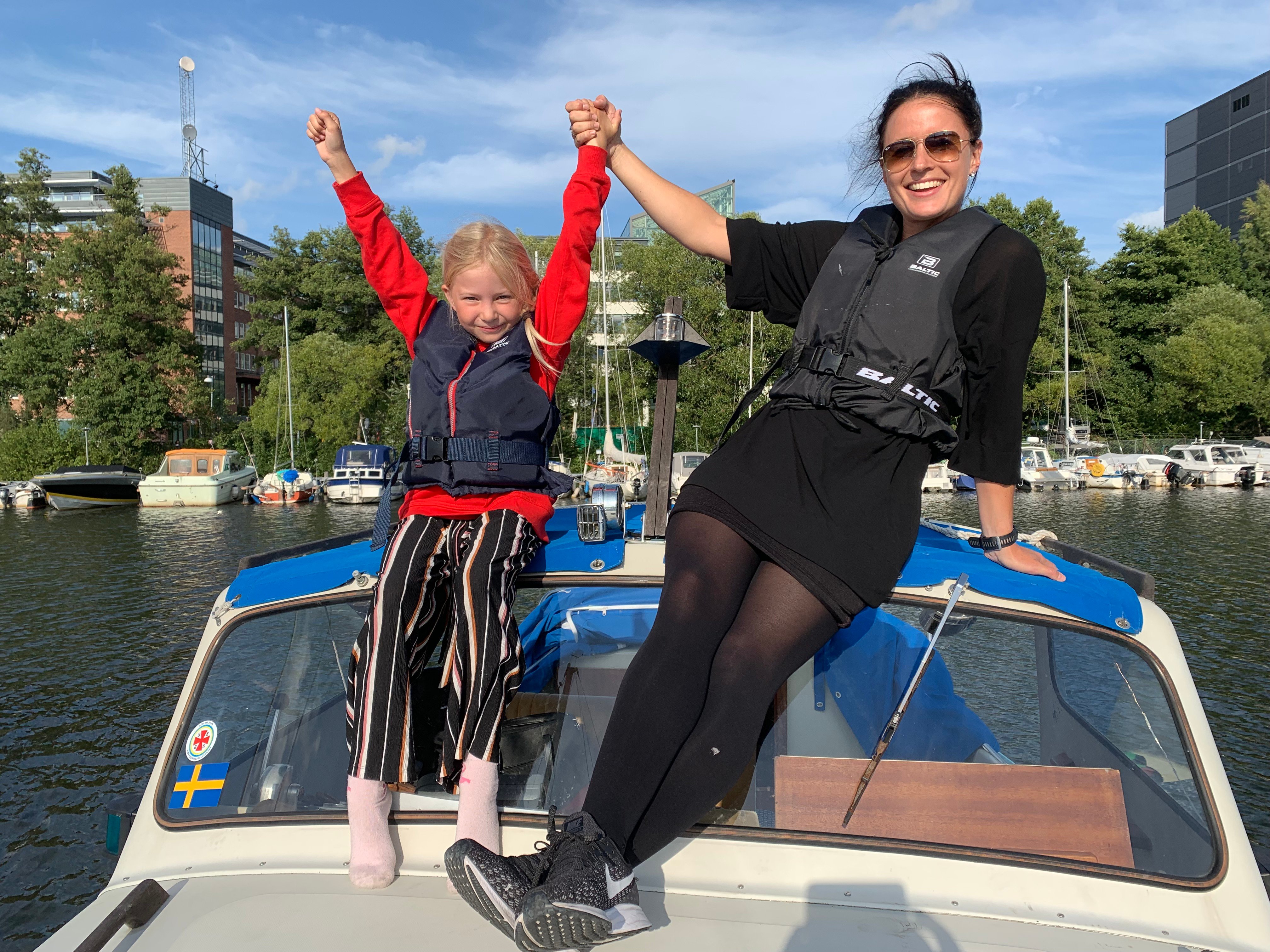 Frida och dottern Matilda på deras Albin 25 som ligger i Bällstavikens Båtklubb.